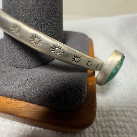 Green Variscite Sterling Silver Sun Stamped Cuff. Southwest Spiderweb Cabochon - Picture 2 of 4